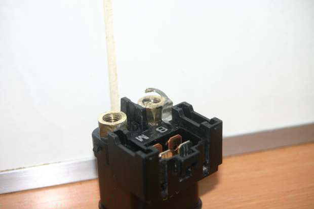 startrelais met beschadigde zekeringaansluiting.